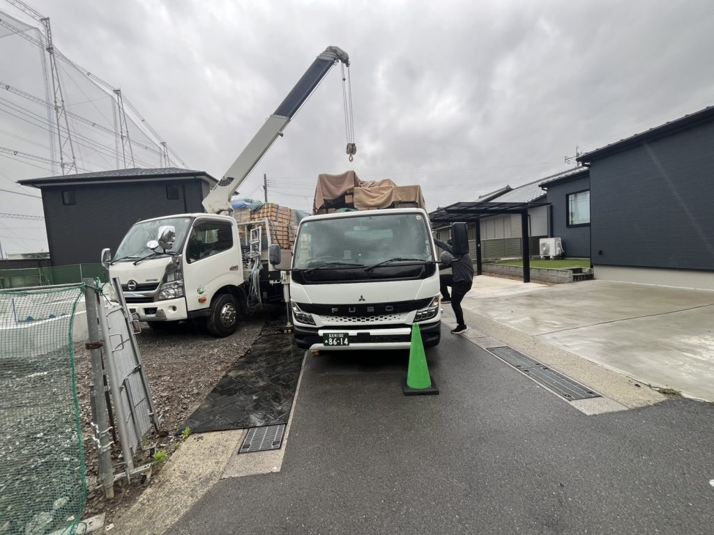 ユニック車・3t平車による建材配送の安全確認