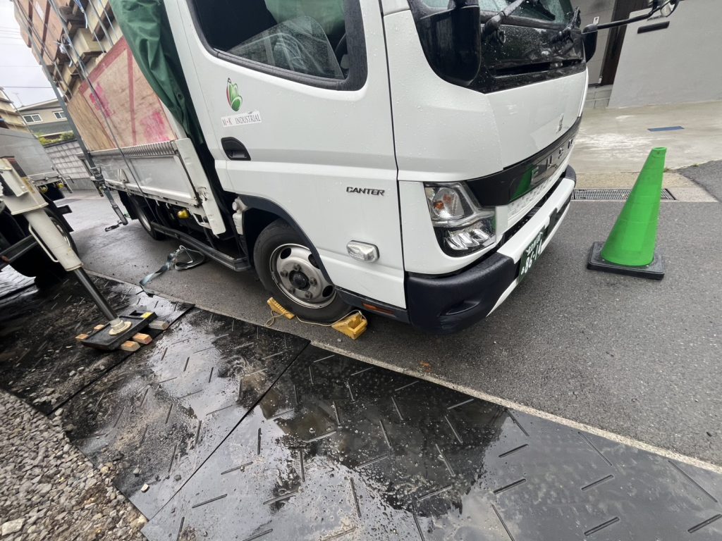 ユニック車・3t平車による建材配送の安全確認