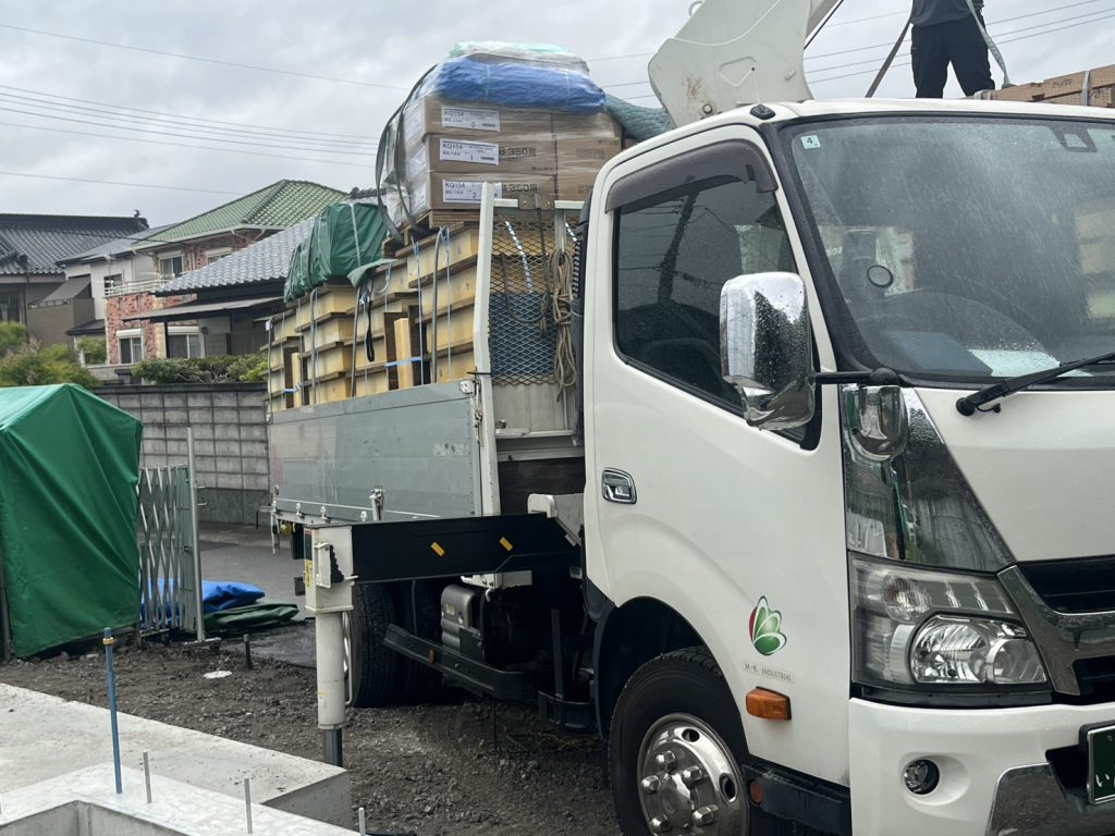 ユニック車・3t平車による建材配送の安全確認