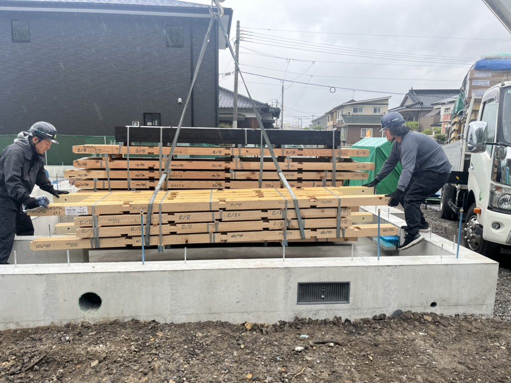 ユニック車・3t平車による建材配送の安全確認